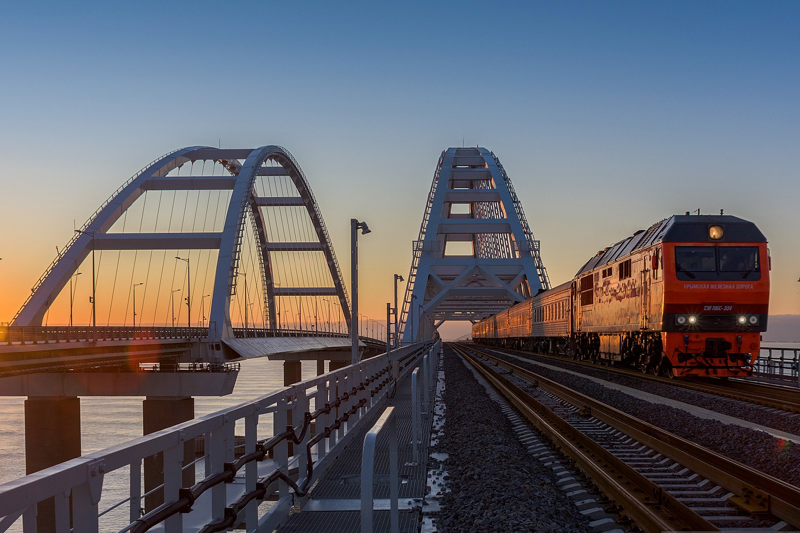 Крымский мост с поездом